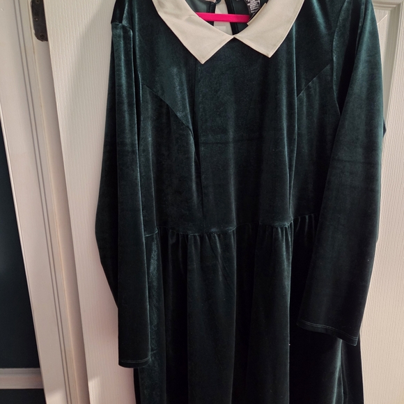 Hot Topic Green Velvet Long-Sleeve Dress- NWT- Size 3x - Picture 4 of 6